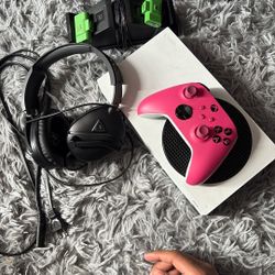 Xbox Series S, Controller (no Stick drift) Headset,  Battery Pack Charger, And 2x Battery Pack