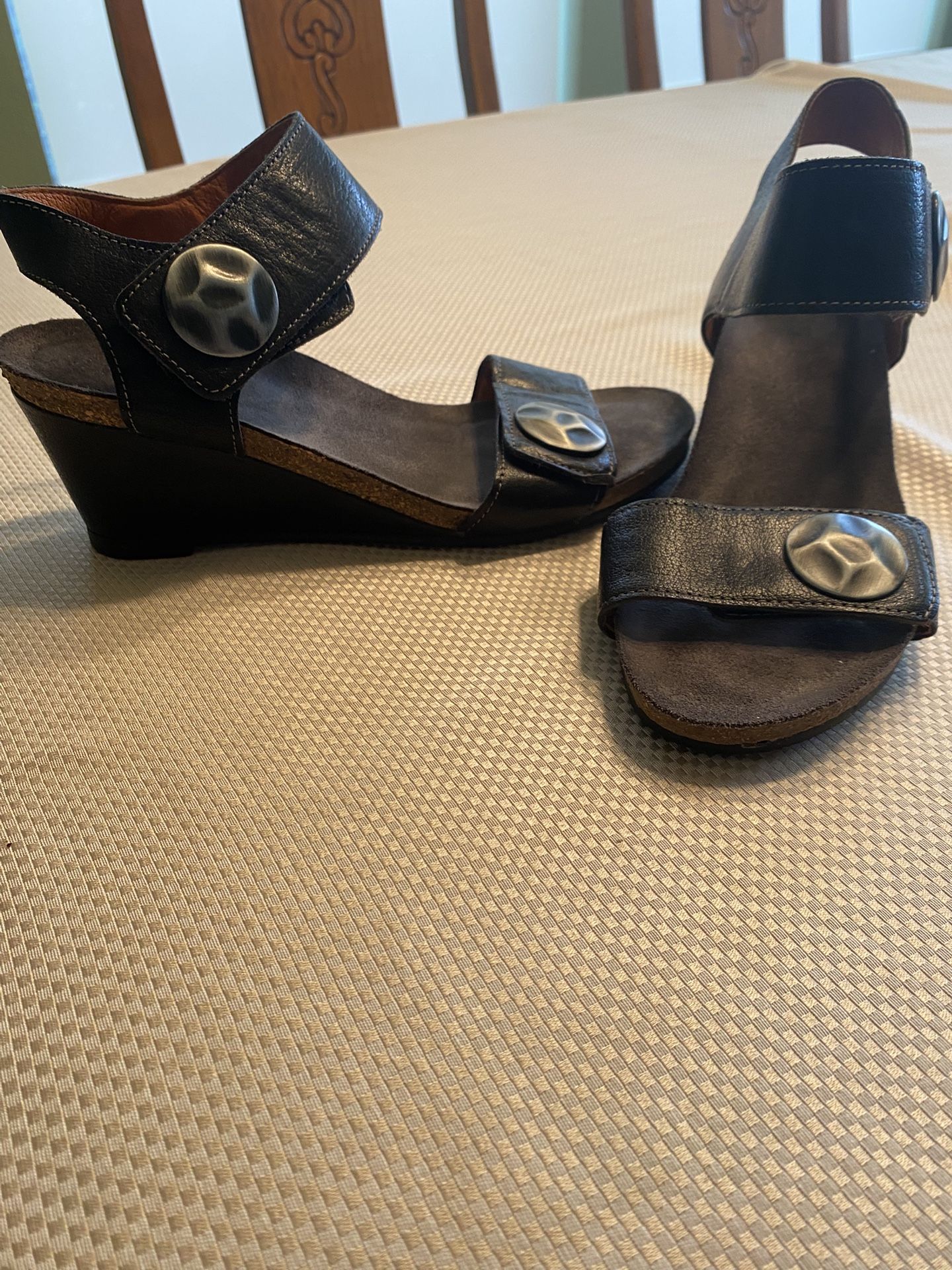 Taos Sandal Size 7.5