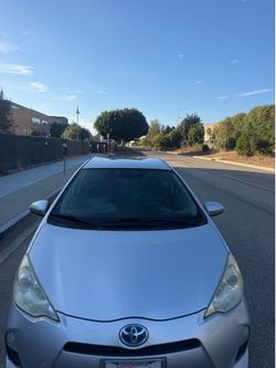 Clean title 2013 toyota prius c