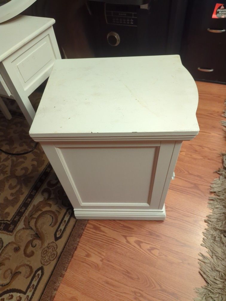  Vanity Set With Wall Mirror $50 & Charging Port $50