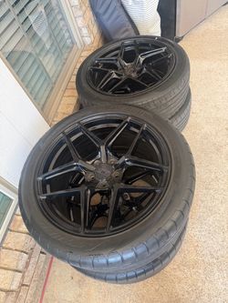 Staggered 20” wheels with tires