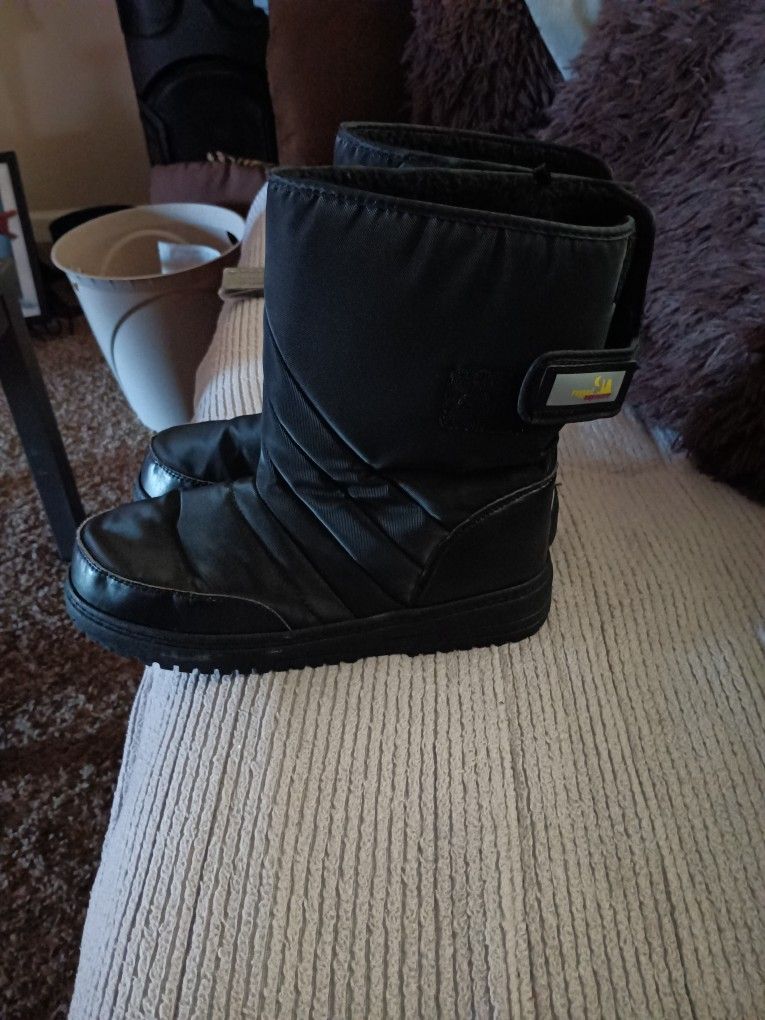 Men Snow Boots Size 9 For 25.00