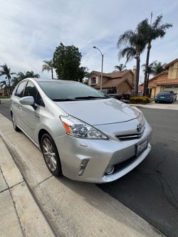 toyota prius v