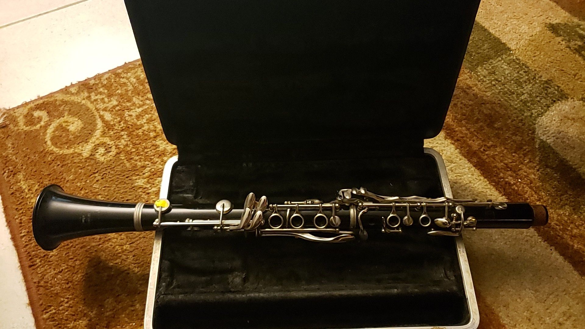 Bundy clarinet without mouthpiece, and missing barrel joint.