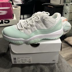 Women’s air Jordan 11 Retro Low size 7