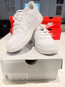 White Nike Air Force 1s. Never worn. Size 3Y.