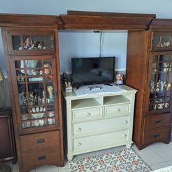 Entertainment Bedroom/living room shelf towers display with light