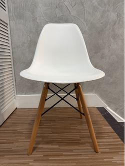 Modern style white chair. Great conditions