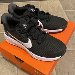 Nike star runner big kids size 2y brand new