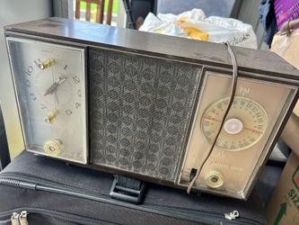 Vintage Zenith Am/fm Radio With Clock
