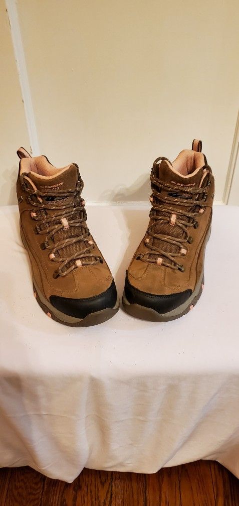 Women's Sketchers Hiking Boots Sz 9