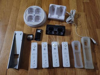 4× Nintendo Wii Remote Controllers and accessories