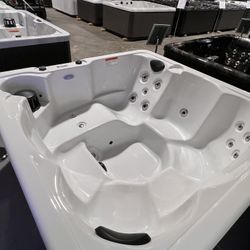 Beautiful New 110v Hot Tub With 19 Amazing jets For sale!
