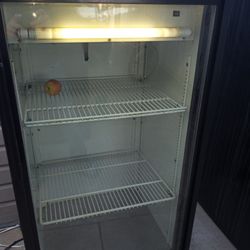 Refrigerador Buenas Condiciones  Para Sodas (contact info removed) También  Los Arreglamos 