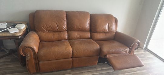 This leather sofa is in good condition—only the left side is scratched a little by my cat. But it's free! Yes, free—just come pick it up and it's your