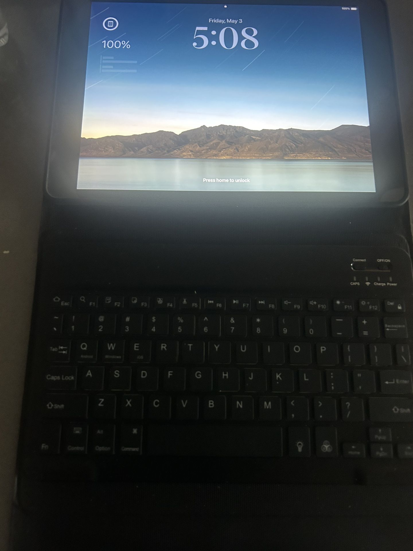 iPad 9th Generation With Keyboard And Box  256g
