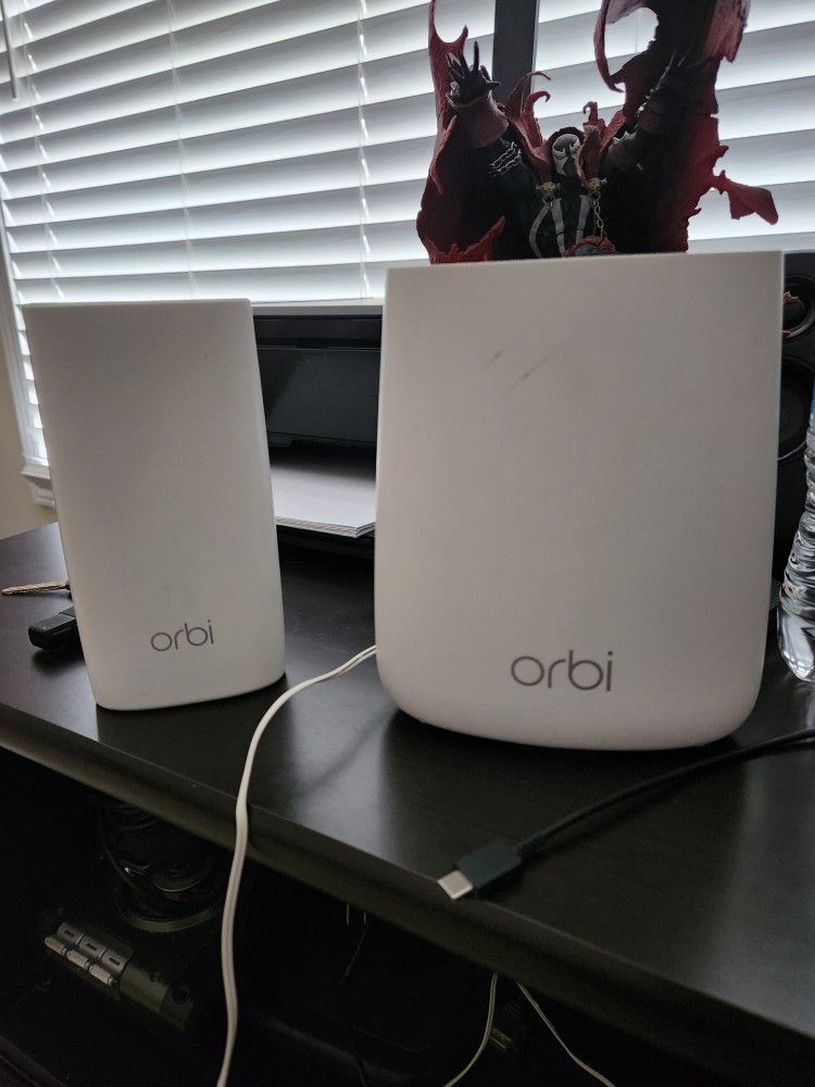 Orbi RBR20 router and sattelite