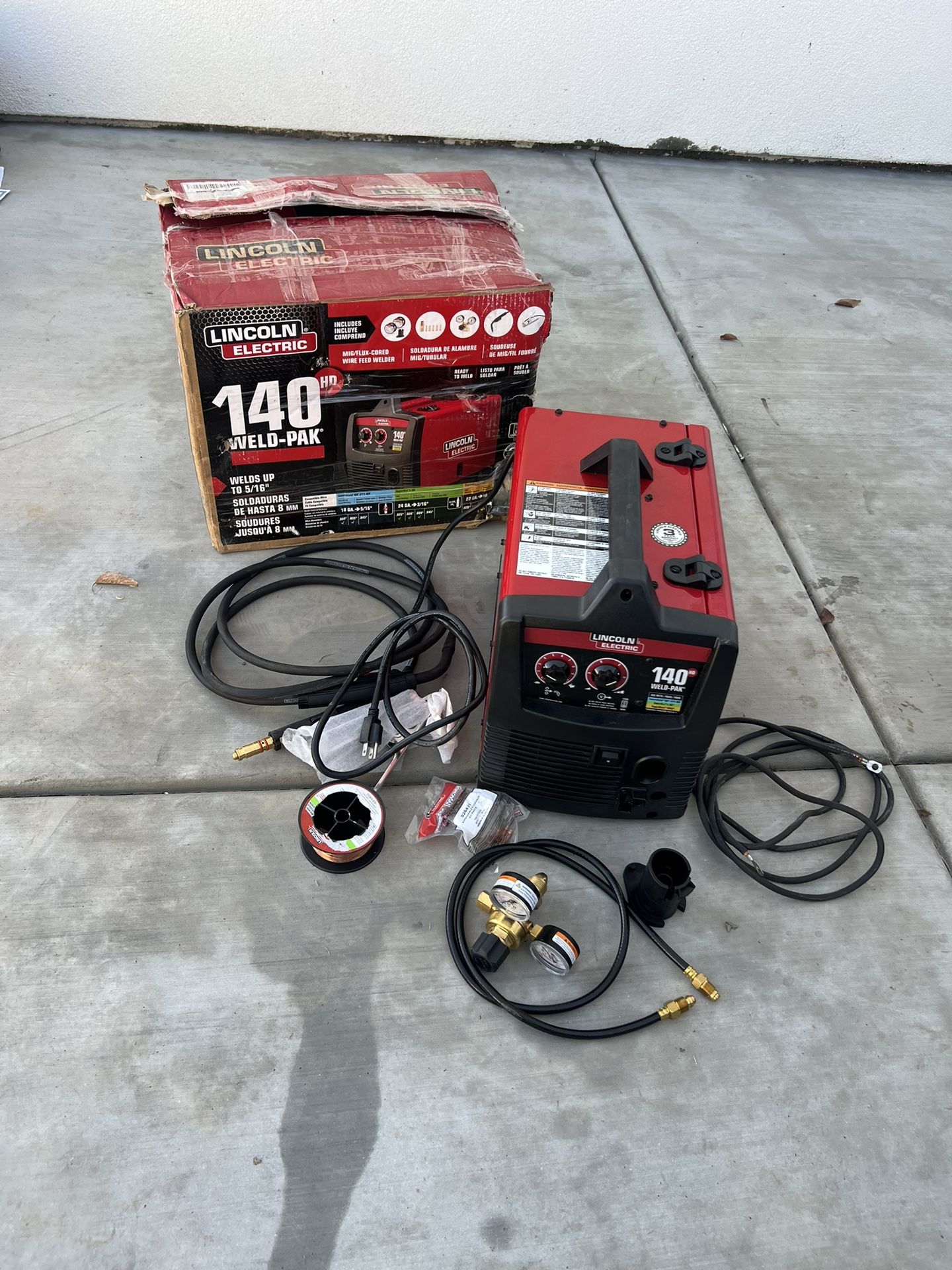 Lincoln Electric Weld Pak 140 Amp MIG and Flux Core Wire Feed Welder 115V Aluminum Welder with Spool Gun sold separately 2.3k