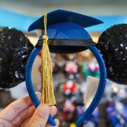 2021 Black Sequin Ears Graduation Cap And Tassle
