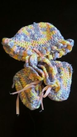Gorrito y zapatitos hechos a mano