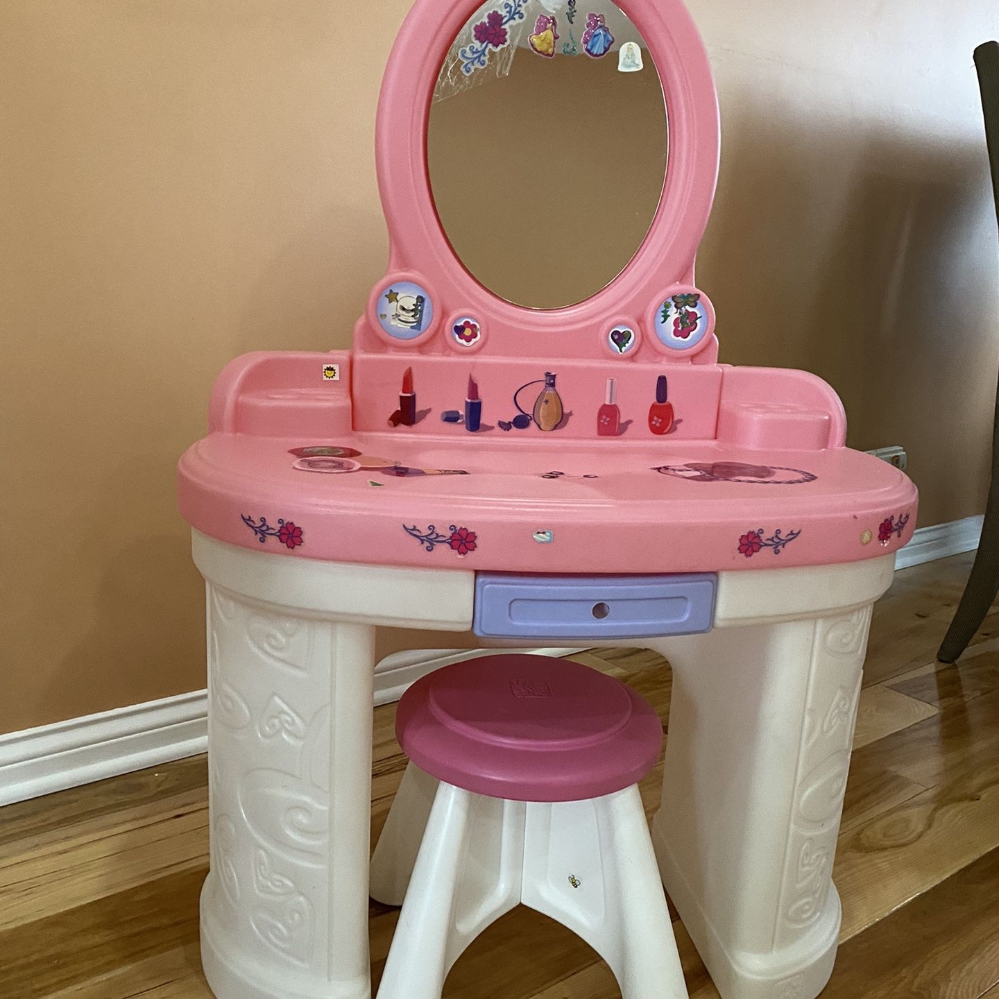 Step2 pretty and posh vanity with stool set top