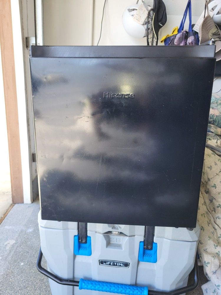 HISENSE MINI FRIDGE