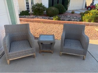 Beautiful Broyhill 3 piece outdoor faux rattan wicker chairs and slate side table