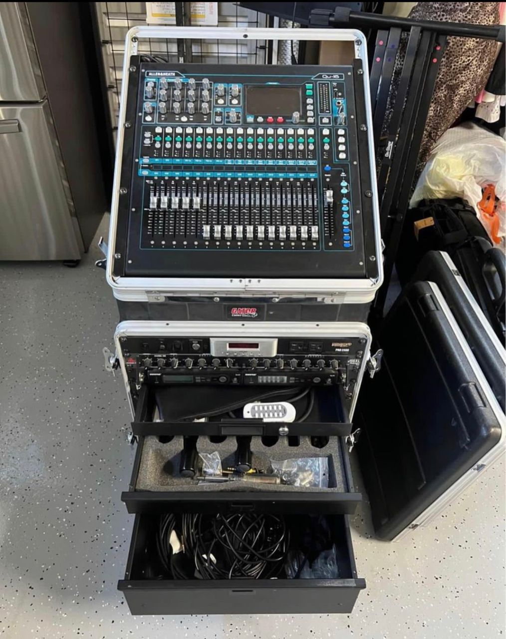 Mixer-Allen&Heath QU-16 Digital Audio Mixer System With Rolling Case.