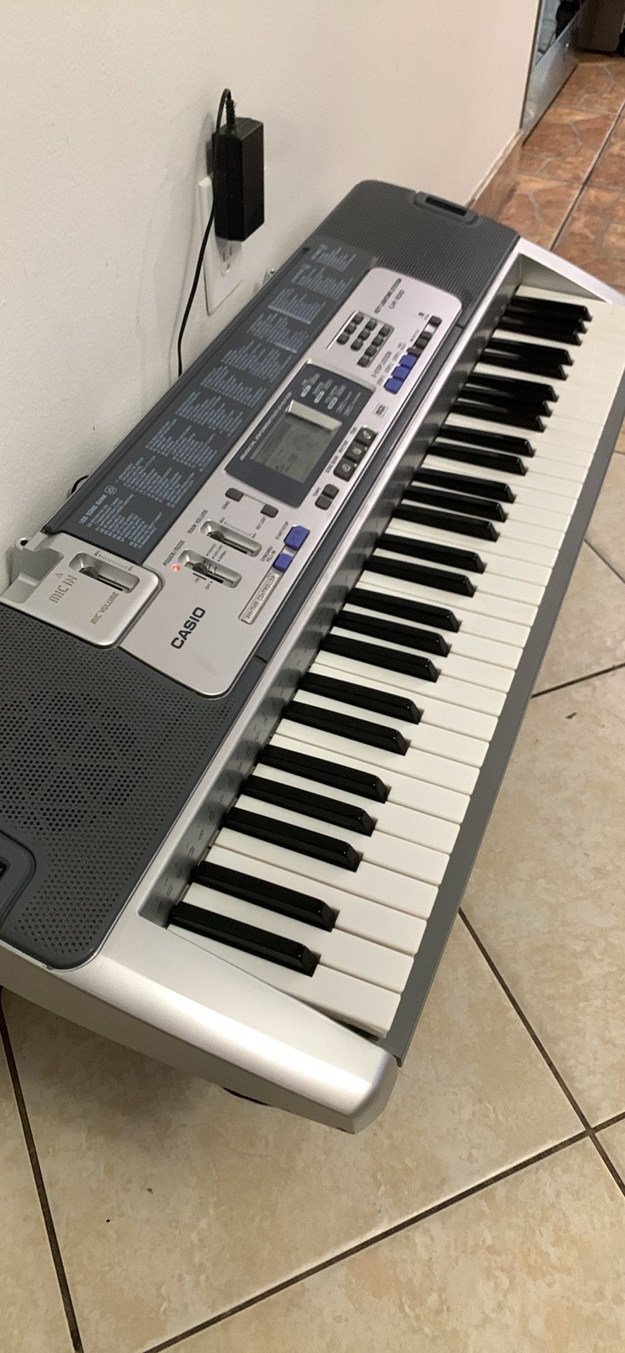 Casio piano keyboard LK-100