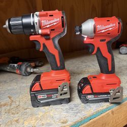 Milwaukee m18 brushless compact hammer drill set with charger