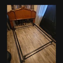 🌹BEAUTIFUL  FULL SIZE VINTAGE BED FRAME -🌹