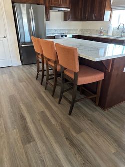 Dinning set/ bar stools like new