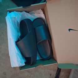 NIKE CALM SLIDES (BRAND NEW)
