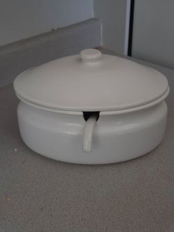 Ceramic bowl with lid and ladel