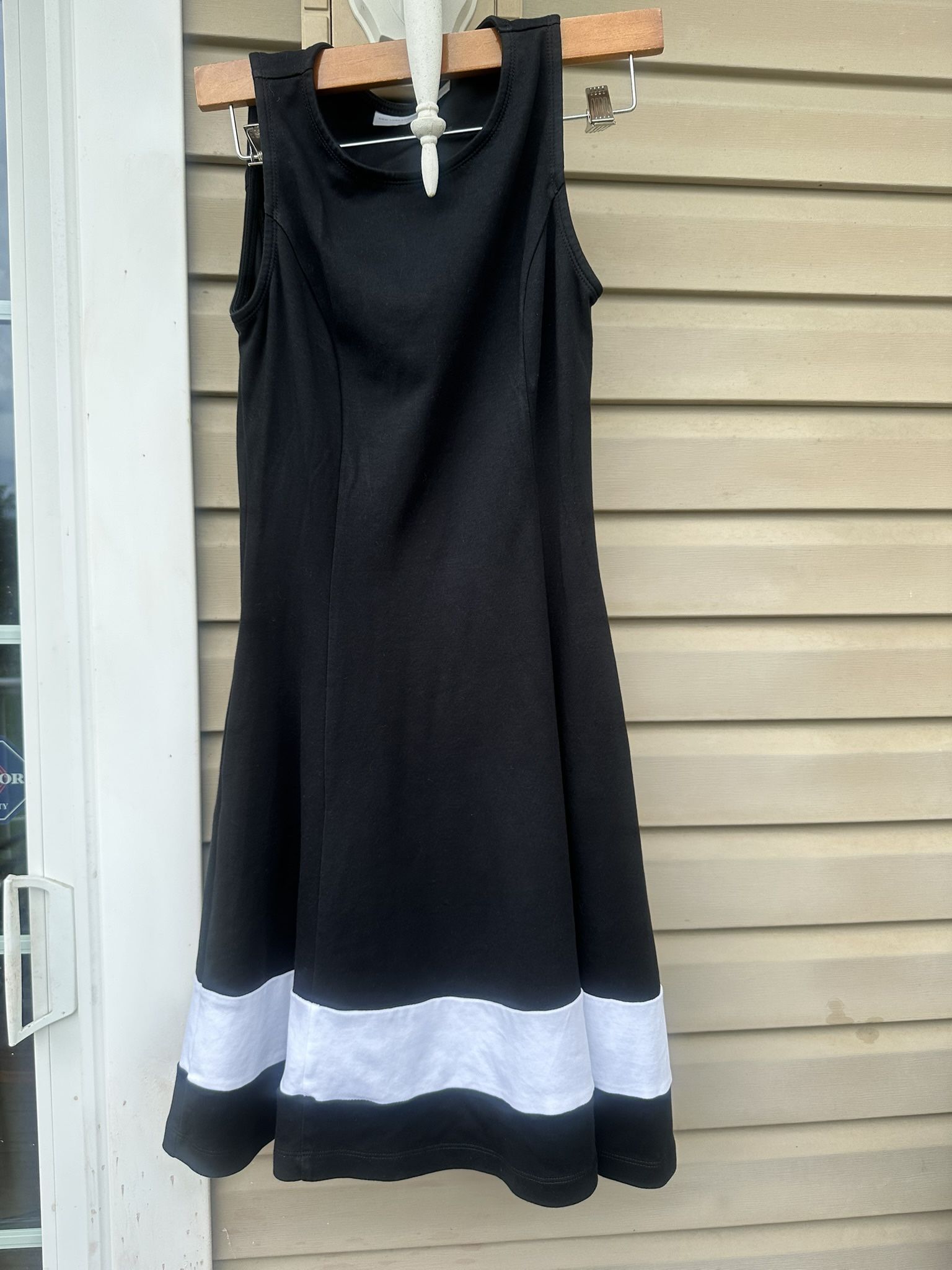Vintage New York & Co smart sleeveless black dress with a white band. Size: XS