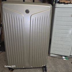 Lucas Hard Shell. Suitcase 