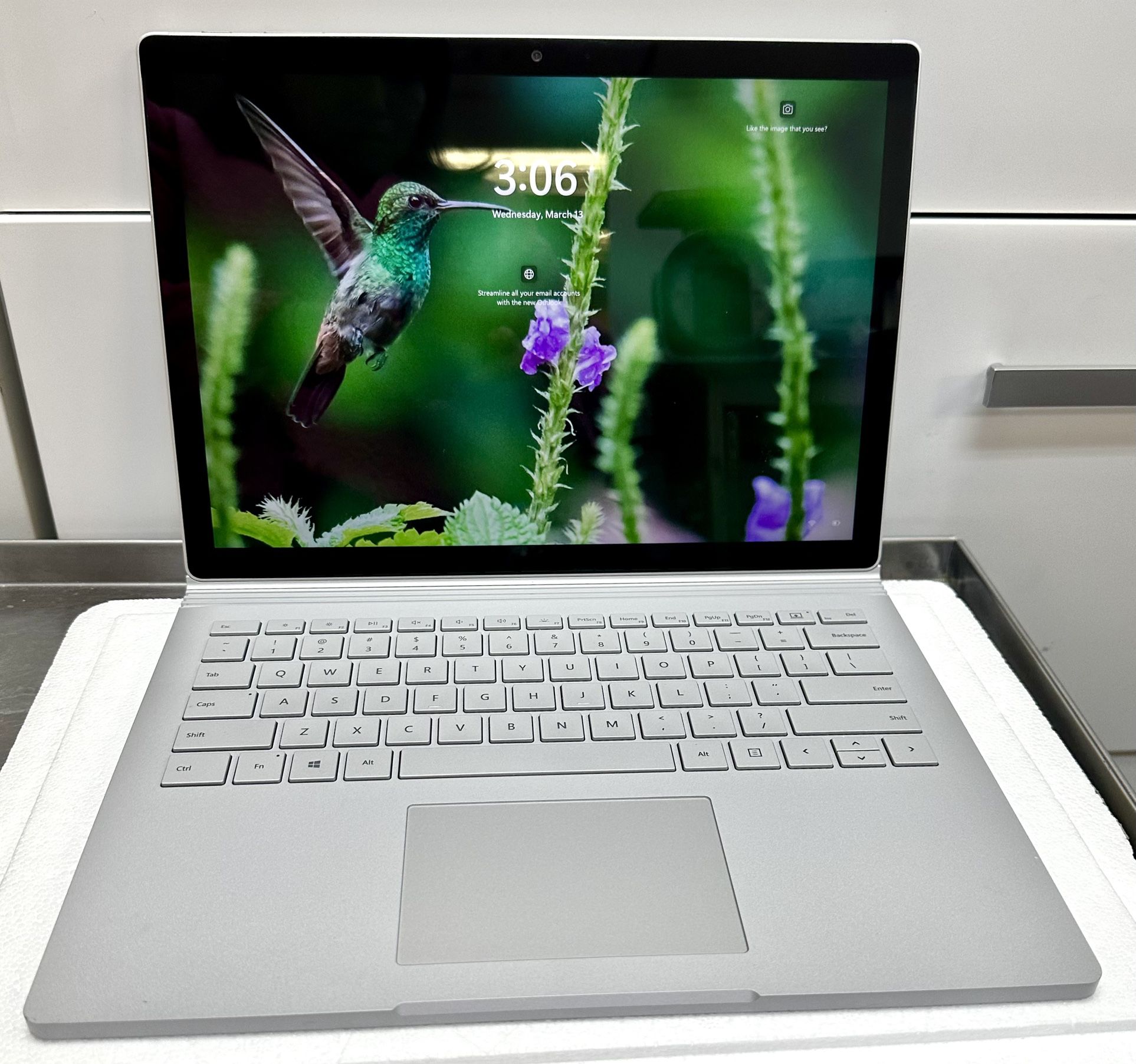 Microsoft Surface Book 2 13.5" 512GB SSD, Intel Core i7-8650U, 1.90GHz, 16GB RAM WINDOWS 11 PRO It works perfectly. The screen is flawless with the ni