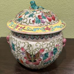 Antique Chinese Porcelain Famille Verte Pot With Lid 9” H X 8.5” W 
