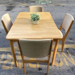 Extendable Table + 4 Chairs 