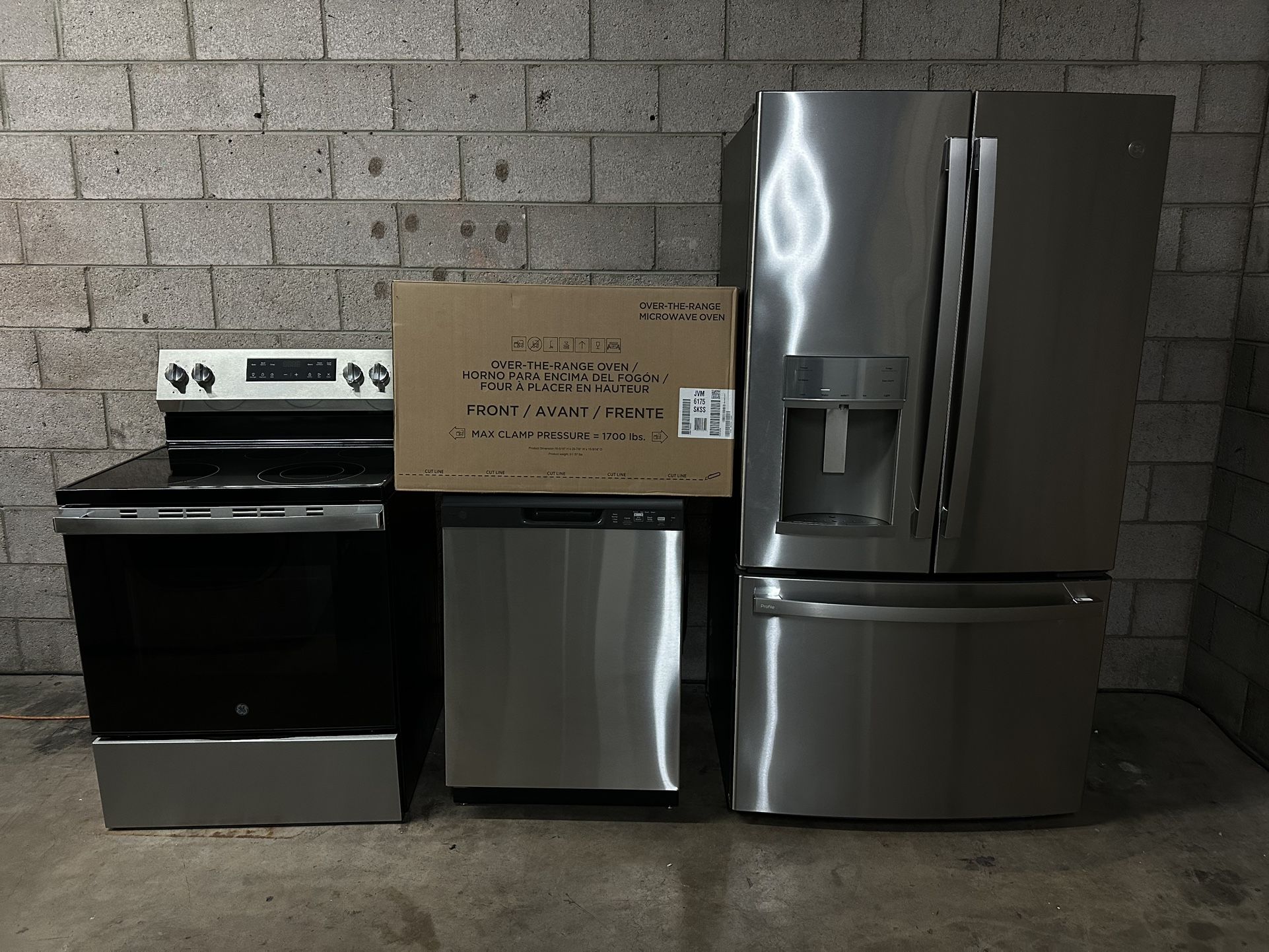BEAUTIFUL GE STAINLESS STEEL KITCHEN APPLIANCE SET LIKE NEW