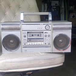 Sanyo Old School Boombox