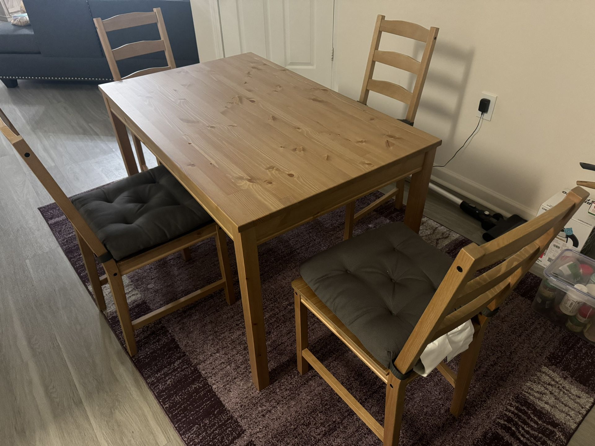 Breakfast Table With Four Chair 