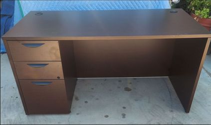 WOOD 3 DRAWER DESK. NEW HAS KEY. READ COMMENTS.