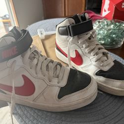 Nike Court Borough Mid 2 (GS / youth size 7Y) 