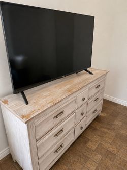 Tv and dresser for both 45$