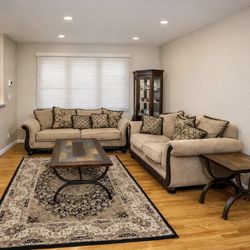 Beautiful Living Room Furniture Set – Like New, Must Go!