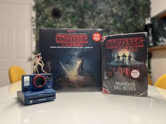STRANGER THINGS Polaroid Special Edition + Vinyl Vol1 + Dermogorgon Hallmark + Mundo Al revés Book