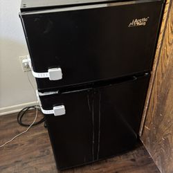 mini fridge (price very negotiable)