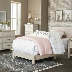 Selling Signature Design by Ashley HOLLENTOWN TWIN PANEL BED 
