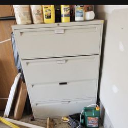 Metal 4 Drawer File Cabinet. In Great Condition 